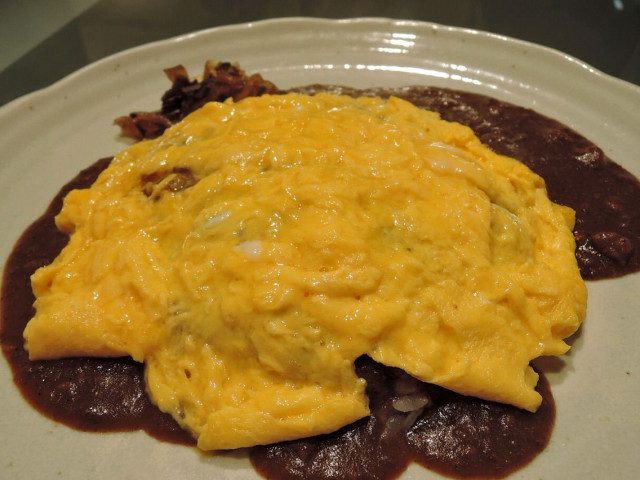 將歐姆蛋從正中央切開