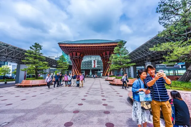 Strolling around Ishikawa's「Kanazawa station」, the most beautiful station in the world.~Kanazawa station, Ohmicho ichiba(market), Oyama shrine~