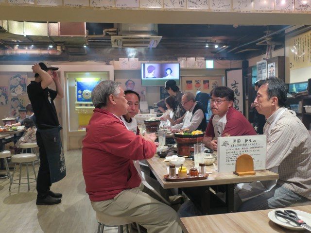 人潮滿座的店内