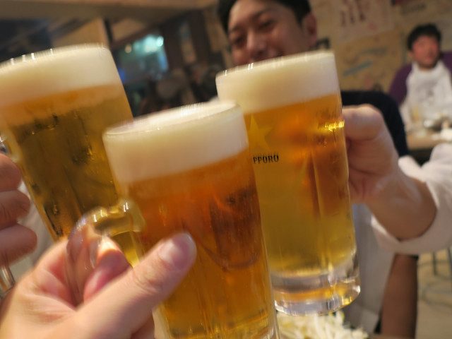 和好友干杯助兴！