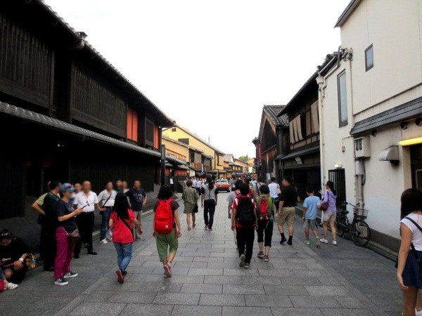 漫步京都的花街風情祇園，品嘗隱身其中的「旬的料理與番菜 TUBOMI」之美味。