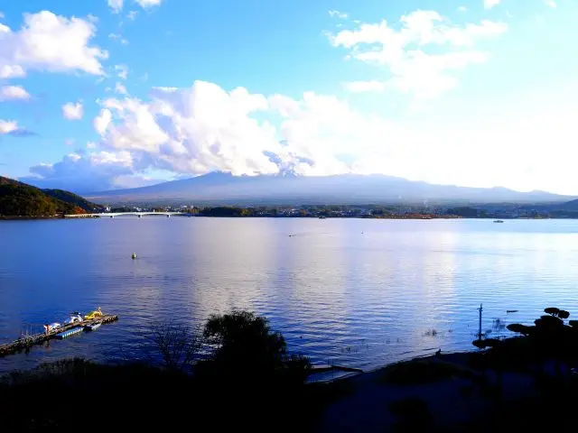 從陽台望向河口湖與富士山