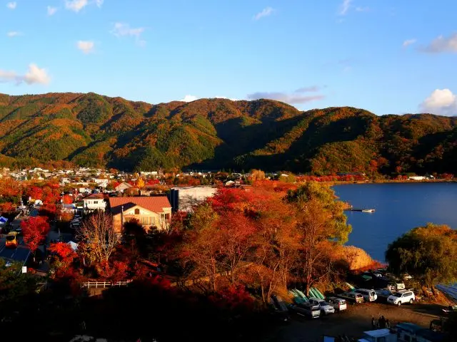 從陽台望向楓葉迴廊