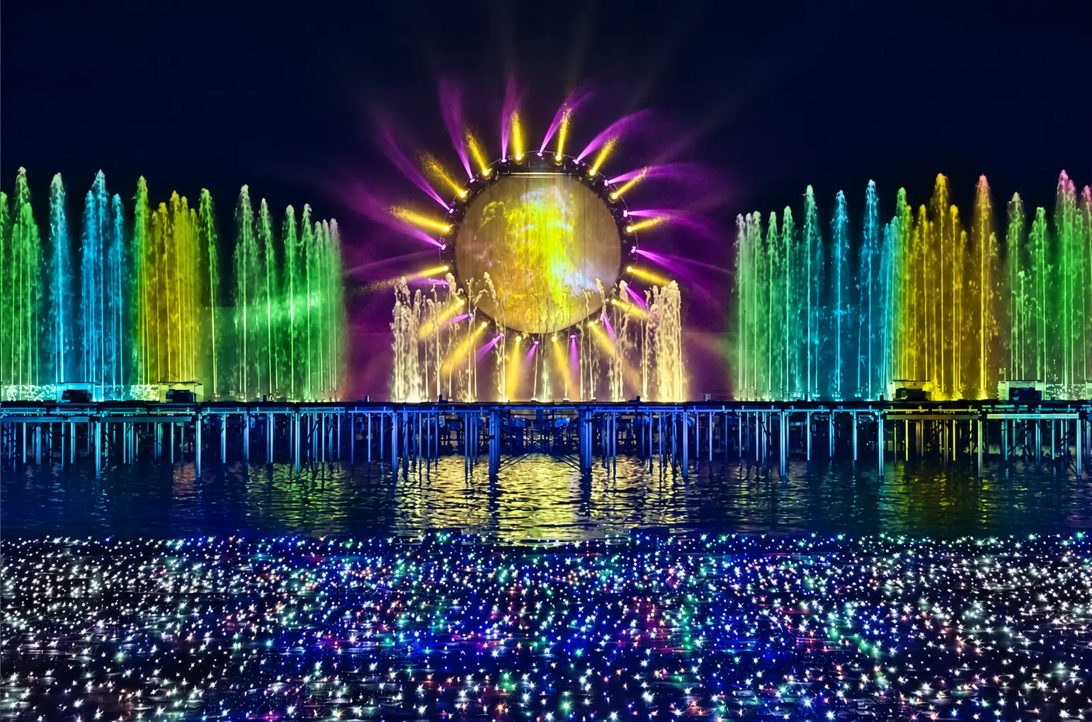 水、光影與音樂交織而成的「Growing Light」噴泉秀