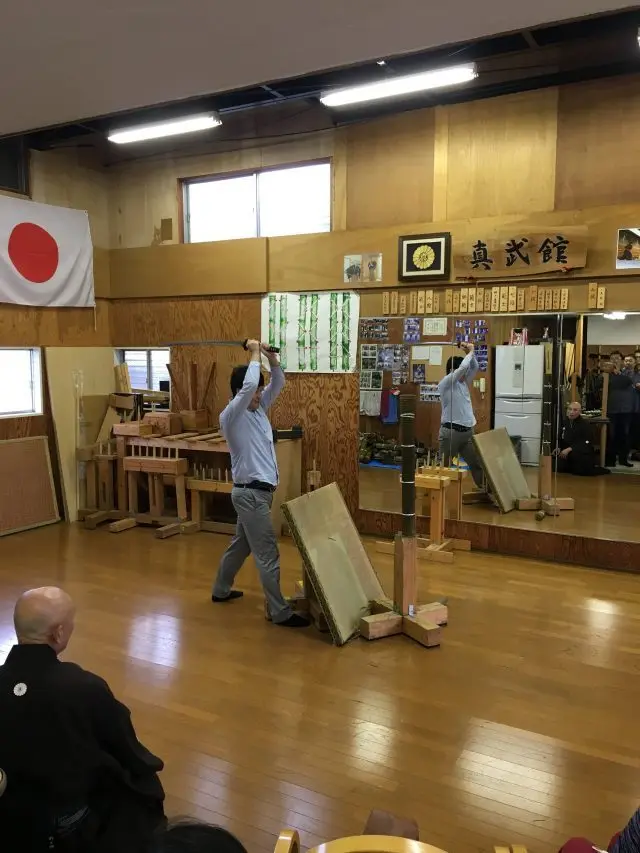 親身體驗揮刀！