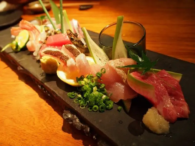 新鮮的肉類與魚介類8樣拼盤