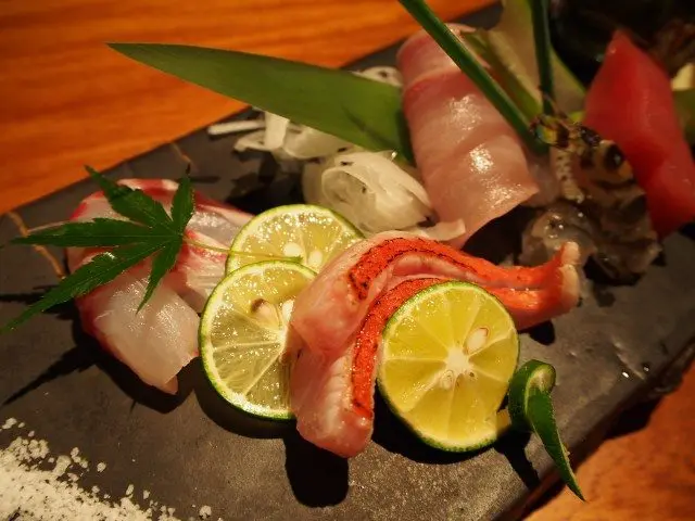 新鮮的肉類與魚介類8樣拼盤