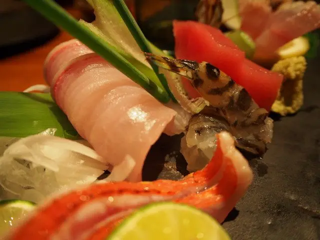 新鮮的肉類與魚介類8樣拼盤