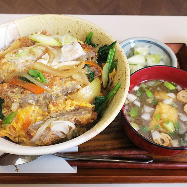 請到裝潢漂亮時髦的沖繩大眾餐廳「ななほし(nanahosi)食堂」品嘗550日圓的豬排丼(カツ丼)!