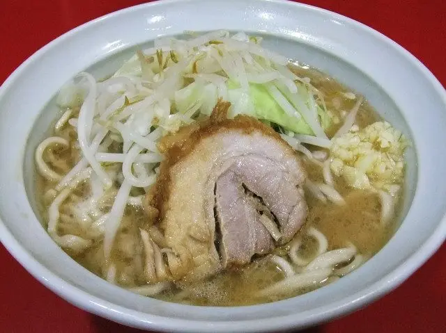 「拉麵二郎 札幌店」的招牌拉麵：拉麵 小（700日圓）