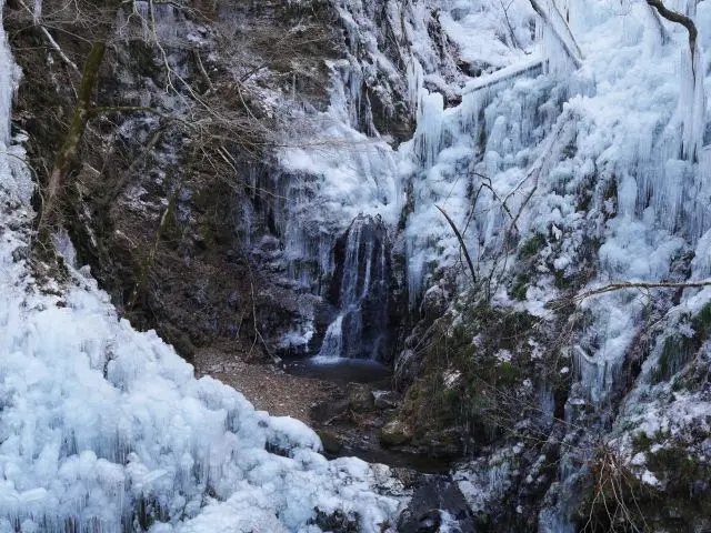 跨越吊橋後，能近距離欣賞冰柱