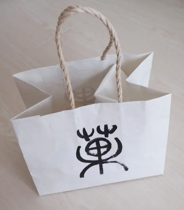 寫有“菓”文字的紙袋