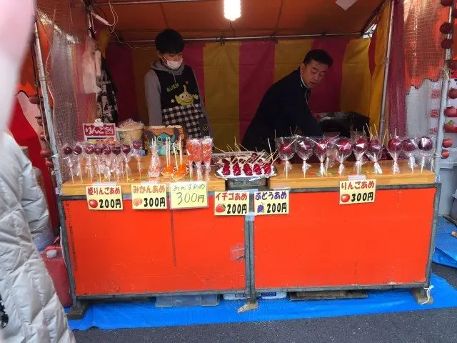 路邊攤小吃：蘋果·蜜橘·草莓·葡萄口味的果糖串