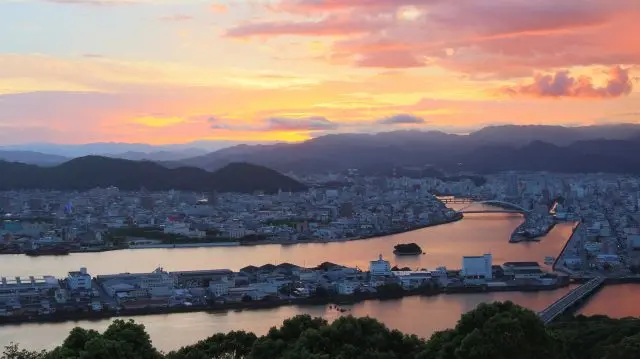 夕陽下的高知街景