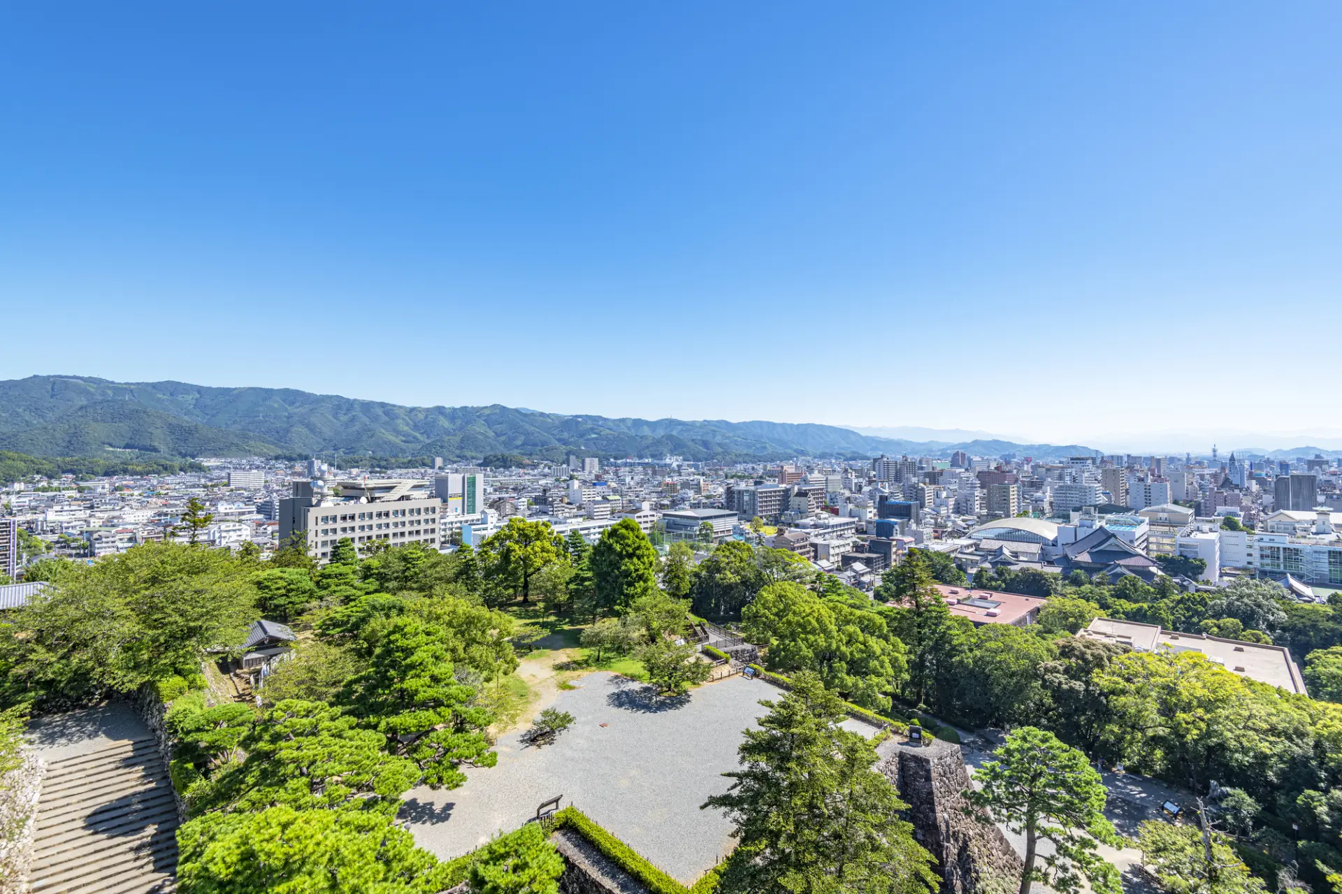 歴史ある天守から広がる高知の景観