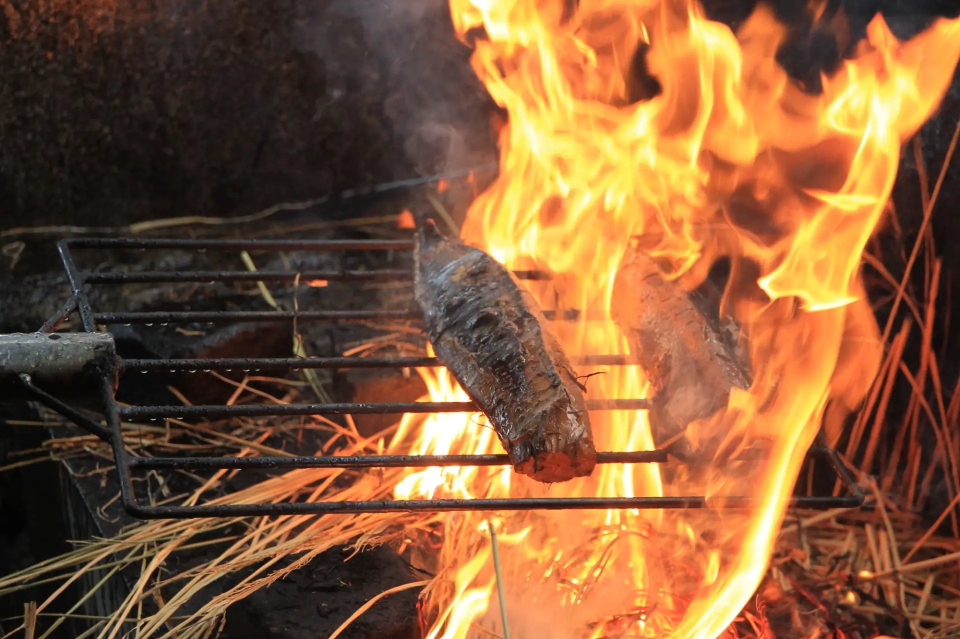 炎が上がる藁焼きのカツオのたたき〜高知名物の豪快な調理風景〜