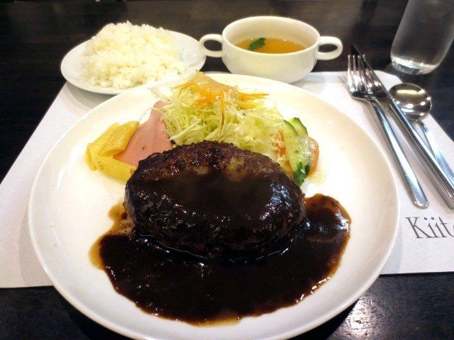 在大阪洋食餐廳【Kiitos】享用肉汁飽滿的漢堡午餐！