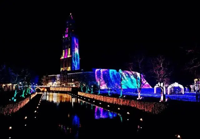 夜晚造訪豪斯登堡，“花與光的王國”。