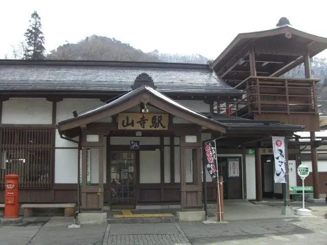 山寺車站，充滿古代風情的外觀設計