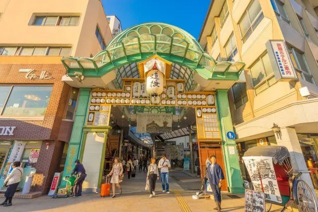 「道後商店街」的提燈裝飾「鈴生門」