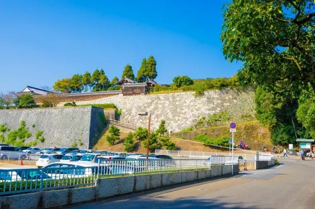 沿著「愛媛縣廳」旁的斜坡前行