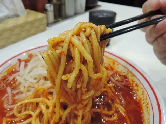 粗麵條能吸取底下的辛辣湯汁
