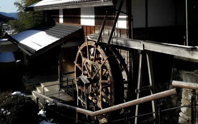 馬籠宿老街：大水車