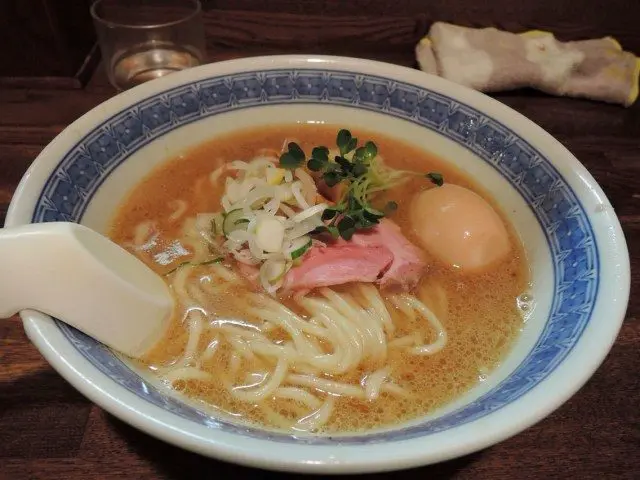 魚介豚骨系拉麵，700日圓