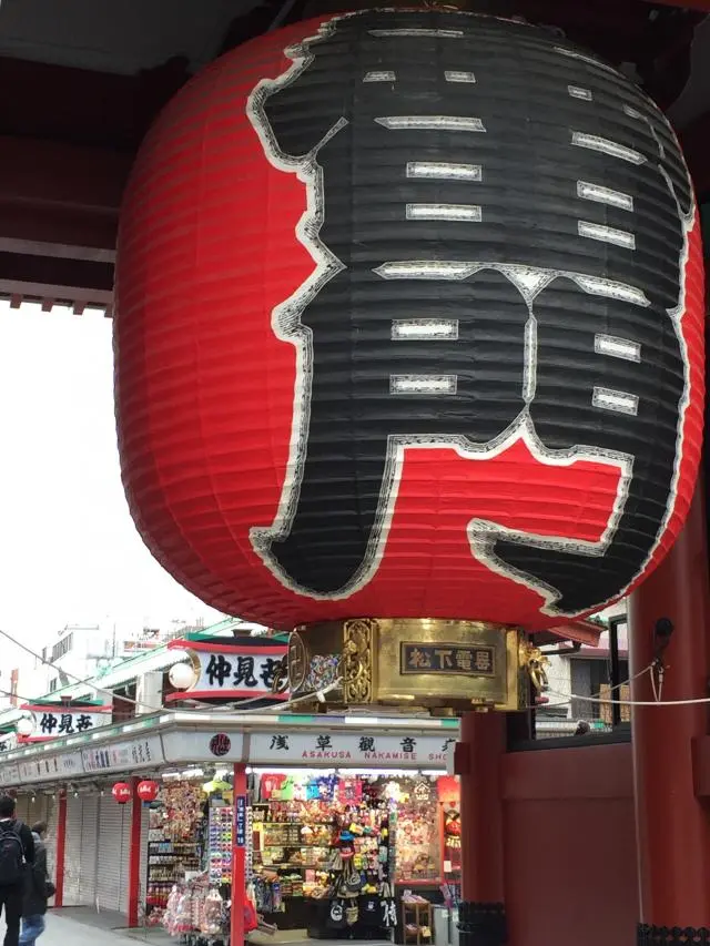 就位在雷門背後、右側正前方的第一間土產屋「福光屋」