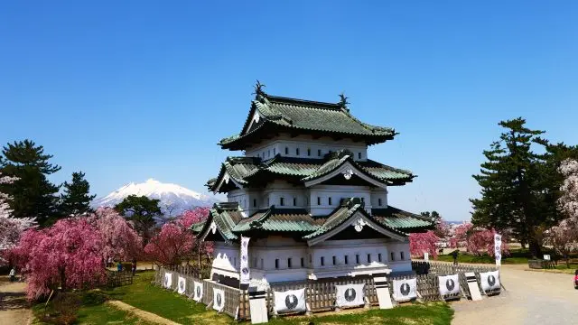 三重天守的弘前城（因進行石牆修復工程，現在仍在修復作業中，預定於2025年天守將移回原處）