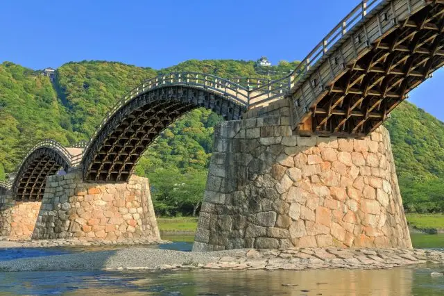 岩國城與錦帶橋相映成趣