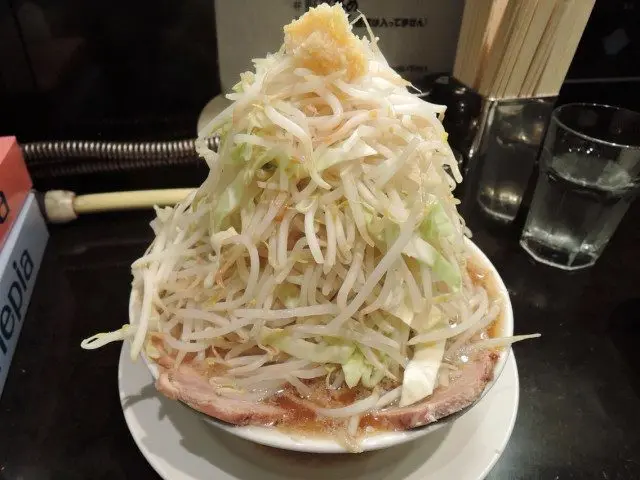 在碗的上方矗立著巨大的蔬菜山！