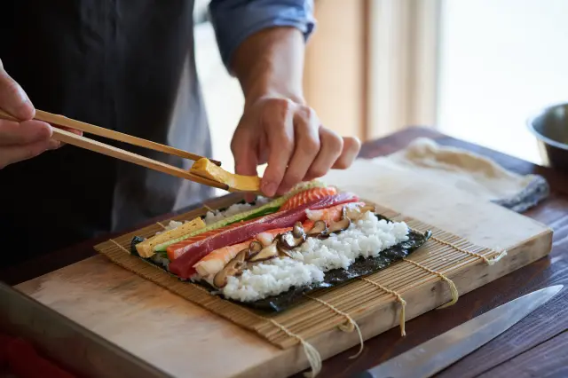 節分時食用的含有七種食材的粗卷壽司「惠方卷」
