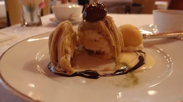 蒙布朗蛋糕和杏子冰淇淋