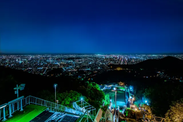 This is the only place where you can see Sapporo’s nightscape beyond the ski jump.