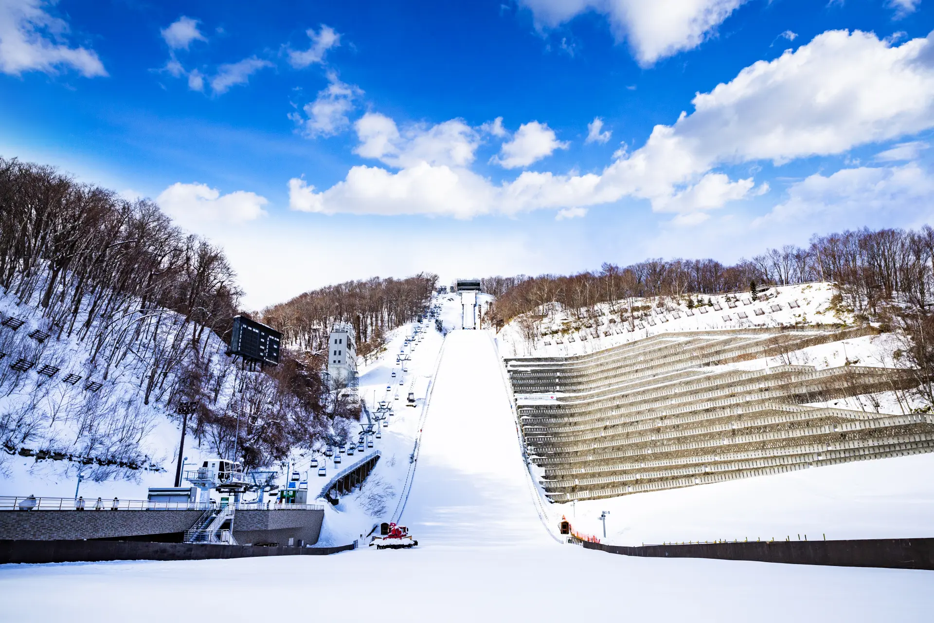 跳台聳立於其中的大倉山展望台（冬）