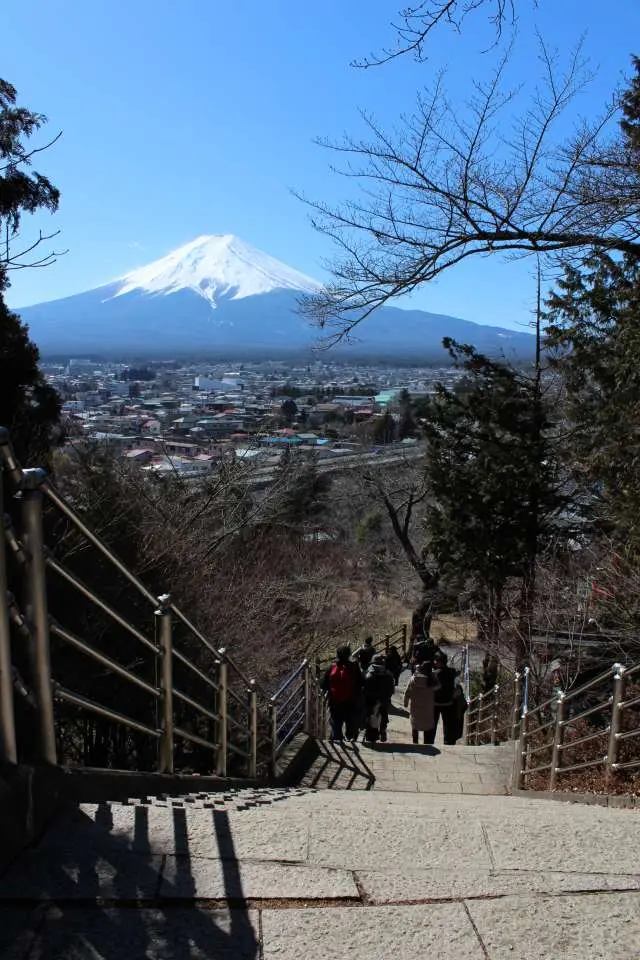 從台階的途中眺望富士山
