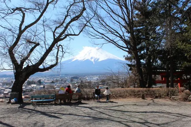 在長椅上一邊休憩一邊欣賞富士山