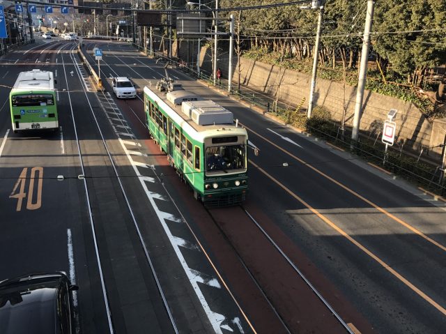 從人行天橋拍攝路面電車