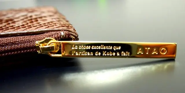 皮夾的拉鍊頭也是黃金色拉鍊