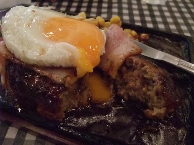 漢堡+半熟荷包蛋+培根