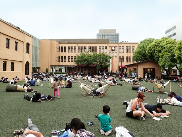 可到戶外的草地上看漫畫