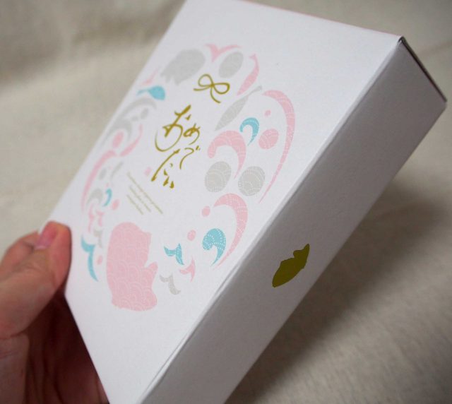 在精緻的包裝盒上面寫著「可喜可賀」