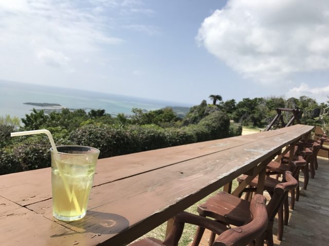 可以在露天座位喝茶並欣賞眼前海景