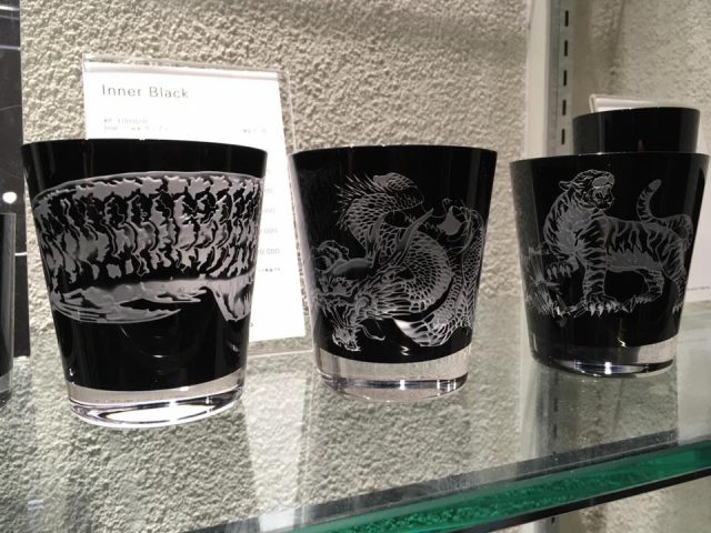 杯身有龍及虎、也有龍魚圖樣