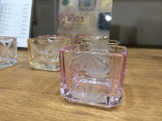 杯口寬闊的玻璃杯