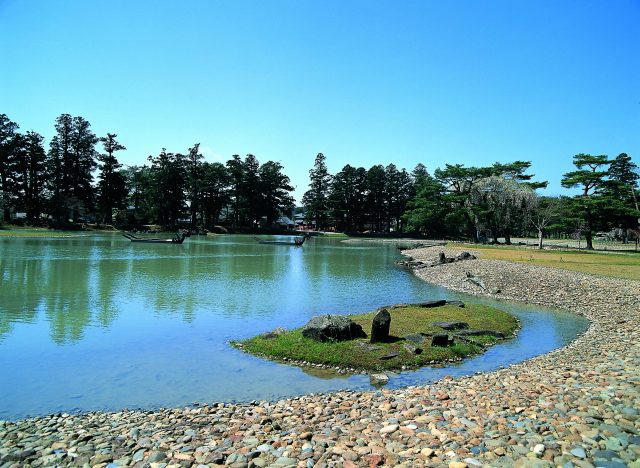 位於平泉毛越寺淨土庭園中央的大泉池，映照出四季之美。