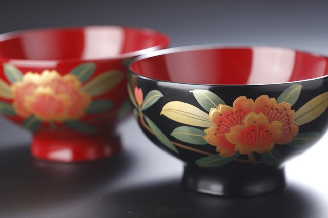 不論是複雜紋路或是無花紋素色，會津塗的圖樣可說是各式各樣