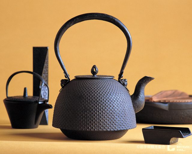 岩手縣的盛岡市與水澤市製作的鑄鐵器具統稱為南部鐵器