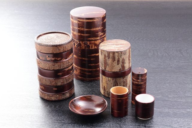 擁有與空間調和的焦糖色，妙趣深沉地佇立的櫻皮細工也可作為室內擺飾